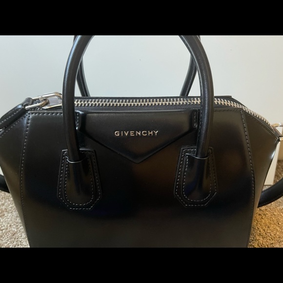 SOLD on 🅿️🅿️💜Last call! Givenchy small Antigona in glazed calfskin - Picture 14 of 16